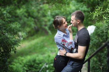 Güzel genç bir çift 