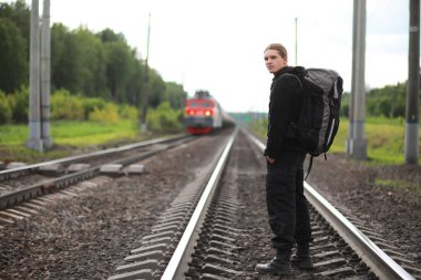 Bir sırt çantası ile yürüyerek seyahat