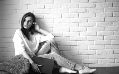 İş yerinde güzel sanatçı