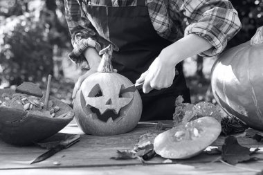 Kafası kabaktan oyulmuş.