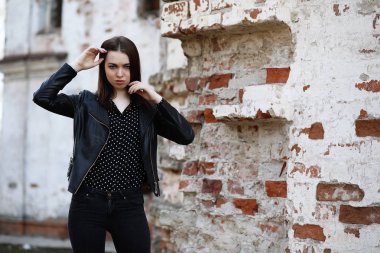 Bahar şehrin içinden bir yürüyüşte kız