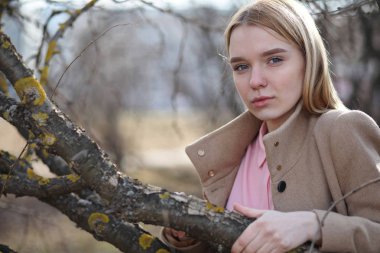 Sevimli sarışın bir Şehir Parkı içinde