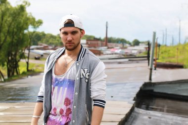 Bir sakallı bir genç adamla