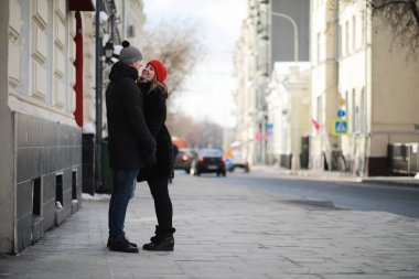 Genç çift kışın yürüyor