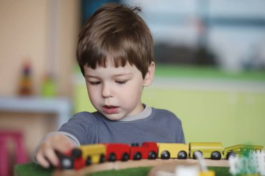 Çocuk odasındaki çocuk. Oyuncaklar ile mutlu çocuk.