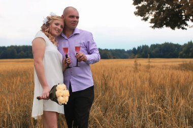 Yeni evli bir alanda sonbahar günü yürüyüş severler