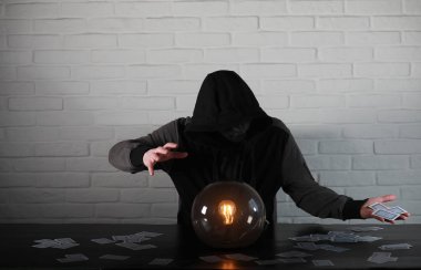 Bir fortune teller top olan bir adam
