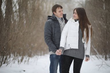 aşıklar bir tarihte kış öğleden sonra kar kar fırtınası çifti