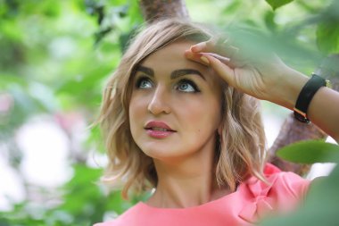 Parkta güzel bir kız yaz güneşli bir günde