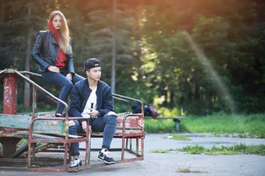 Gündelik kıyafetlerle yürüyen sevgi dolu bir çift.