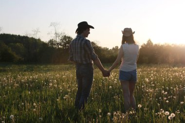 Hoş bir çift tarafından kırsal bir yolda