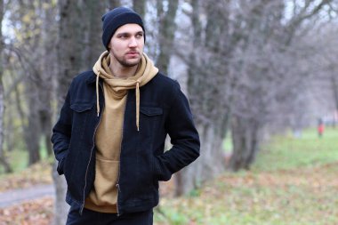 Genç adam bir sonbaharda sakal.