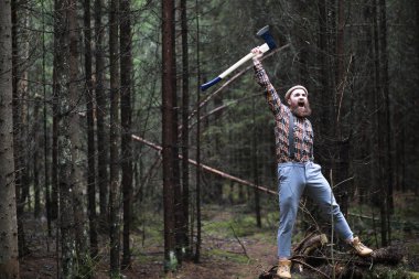 Büyük bir balta ile sakallı bir oduncu 