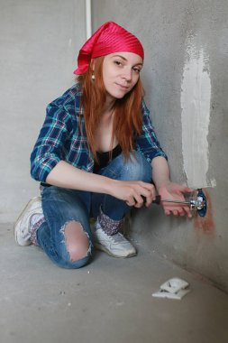 Kızıl saçlı kız bir elektro gitar ile. Rock müzisyen GIR