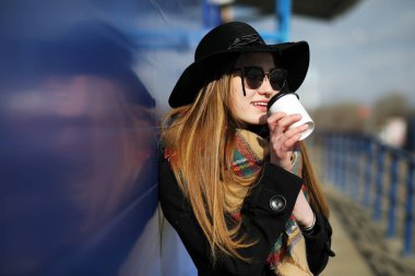 Marketler bir yürüyüş için Fransız kadın