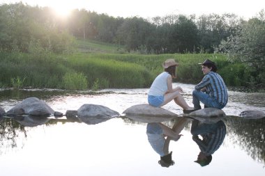 Hoş bir çift tarafından kırsal bir yolda