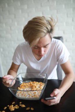 Kahvaltıda sütlü Mısır gevreği