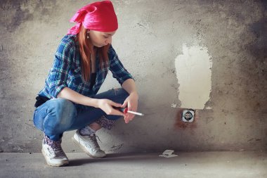 Kızıl saçlı kız bir elektro gitar ile. Rock müzisyen GIR