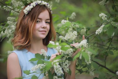 Yeşil Park mavi elbiseli kız