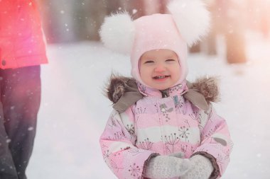 Çocuklar, kışın Parkta yürümek. Bir aile ile kış orman