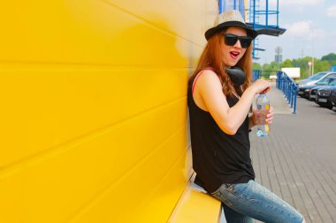 Kız hipster ışık şapka ve güneş gözlüğü üzerinde bir yaz