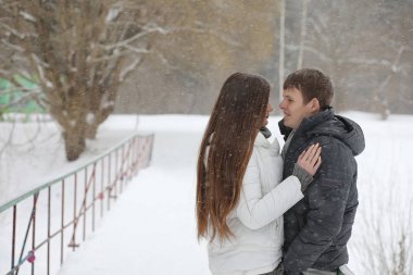 aşıklar bir tarihte kış öğleden sonra kar kar fırtınası çifti