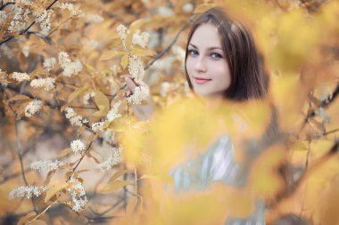 Genç bir kız sonbahar partisinde yürüyüşe çıktı.