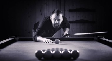 Bir sakallı bir adam büyük bir bilardo oynuyor. 12 metrelik havuz partisi