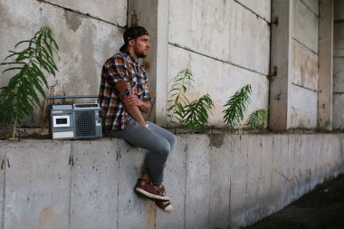 Bir sakallı bir genç adamla