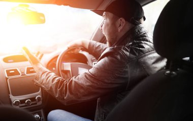 Bir adam bir araba kullanıyor. Sürücü yol boyunca arabayla sürüş.