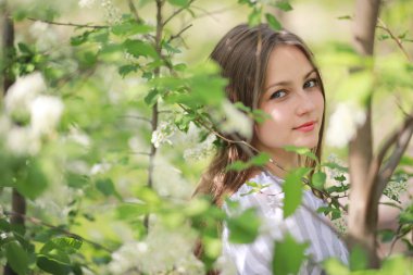 Bir kız bir bahar yeşil park