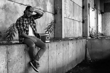 sakallı bir genç adam