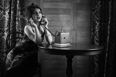 Güzel 1930'larda kız tek renkli dumanlar