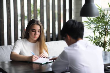 Ofiste genç insanlar bir çift