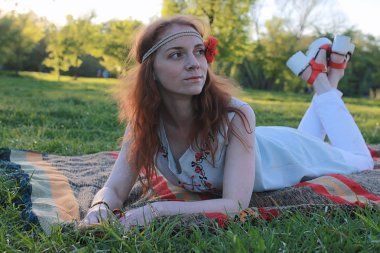 Bir sonbahar Parkta yürümek bir kız. Kızıl saçlı genç kız