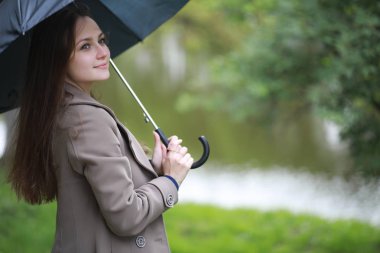 Bir ceket bir bahar parkta genç kız