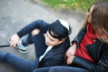 Gündelik kıyafetlerle yürüyen sevgi dolu bir çift.