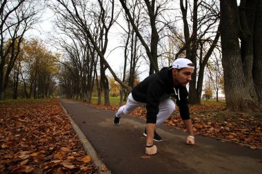 Genç adam bir sonbaharda sakal.