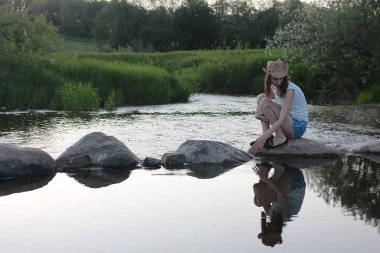 Hoş bir çift tarafından kırsal bir yolda