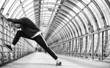 Spor giyimli bir adam açık havada tek renkli fotoğraf çalıştırın