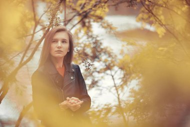 Sonbahar parkında genç bir kız