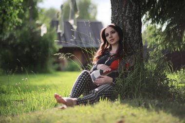 Doğada elbiseli hamile kız