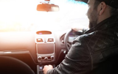 Bir adam bir araba kullanıyor. Sürücü yol boyunca arabayla sürüş.