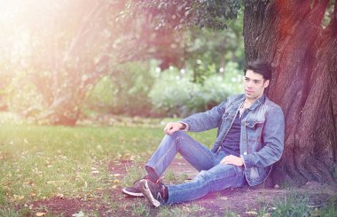 Genç bir adam öğle yemeği zamanında parkta yürür. Bir adam şehirde gezintiye çıktı. Park eden bir öğrenci.