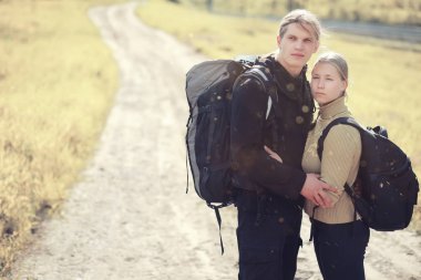 Bir sırt çantası ile yürüyerek seyahat