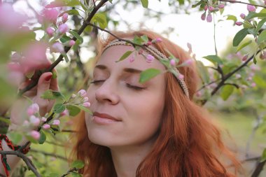 Bir sonbahar Parkta yürümek bir kız. Kızıl saçlı genç kız