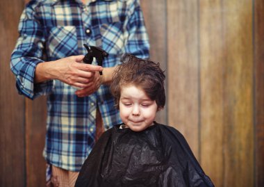 Küçük bir çocuk kuaförde kesilmiş. 