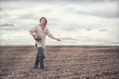 Genç bir köylü tahıl alanıyla sows