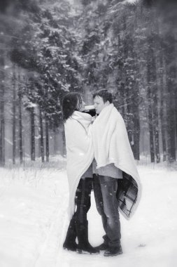 Sevgi dolu bir çift bir kış yürüyüş. Erkek ve kadın bir tarihte
