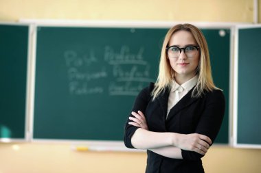 Genç öğretmen okul sınıf